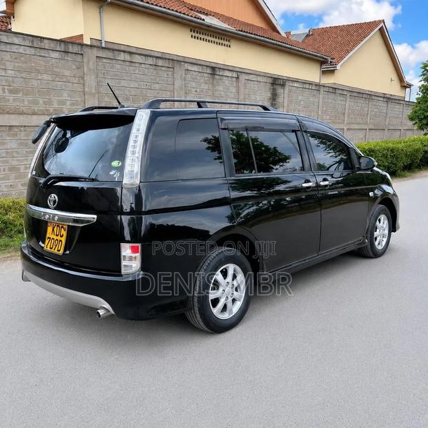 Toyota ISIS 2014 Black