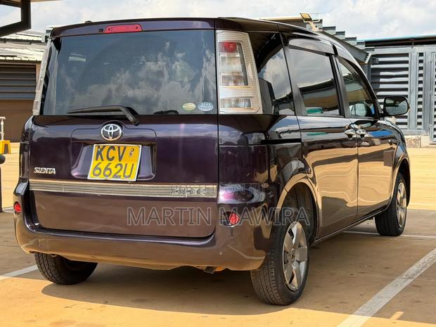 Toyota Sienta 2012 Maroon
