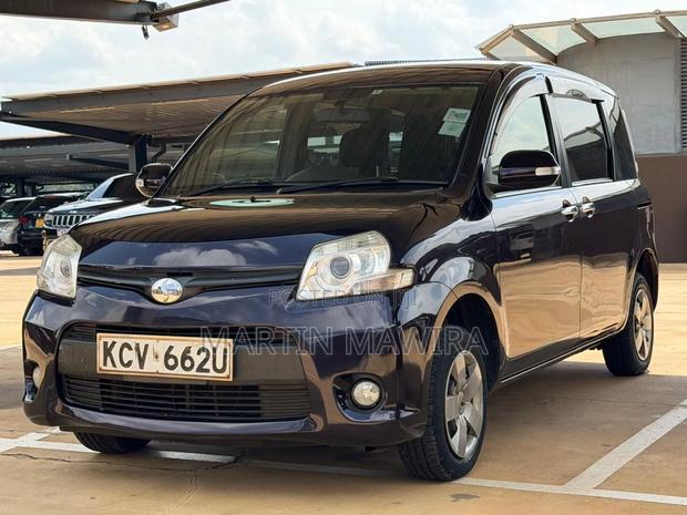 Toyota Sienta 2012 Maroon