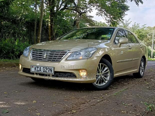 Toyota Crown 2010 Gold