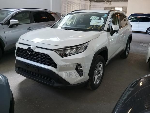 Toyota RAV4 LE AWD 2019 White