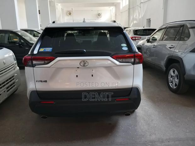 Toyota RAV4 LE AWD 2019 White