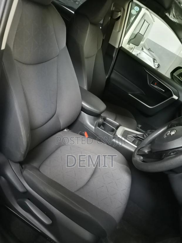 Toyota RAV4 LE AWD 2019 White