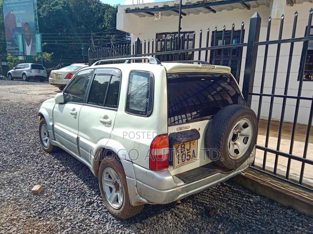 Suzuki Escudo 2003 White