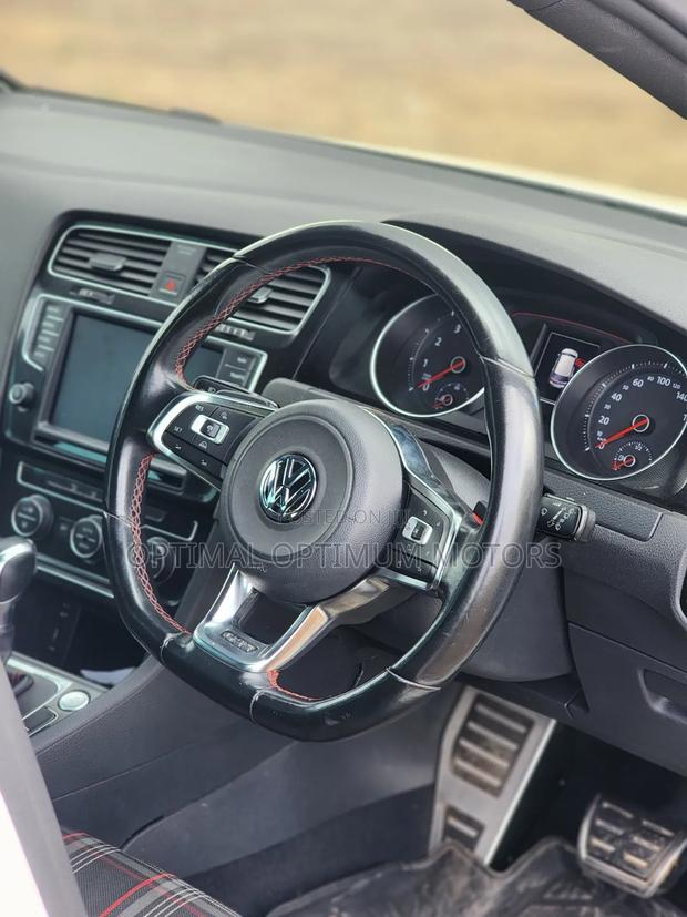 Volkswagen Golf TSI S FWD 2018 White