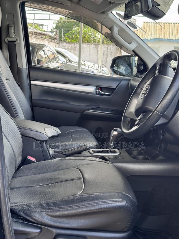 Toyota Hilux 2021 Black