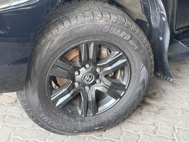 Toyota Hilux 2021 Black