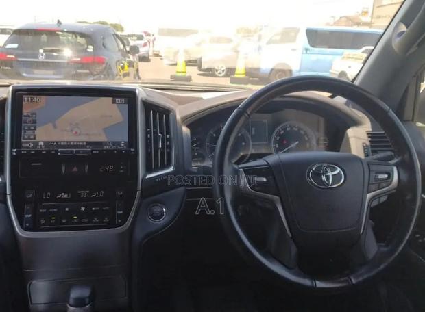 Toyota Land Cruiser 4.6 V8 ZX 2018 Pearl