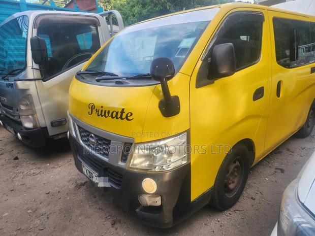 Nissan NV350 2017 Yellow