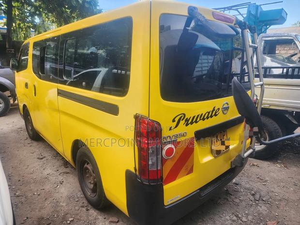 Nissan NV350 2017 Yellow