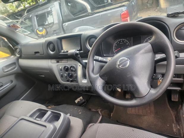 Nissan NV350 2017 Yellow