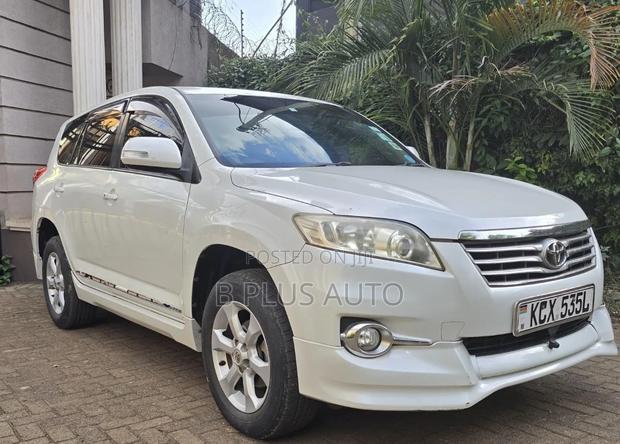 Toyota Vanguard 2012 White