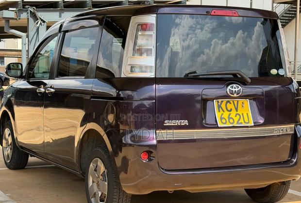 Toyota Sienta 2012 Brown