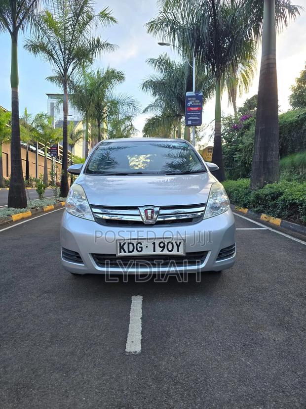 Toyota ISIS 2015 Silver