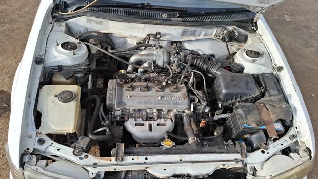 Toyota Corolla 2000 White
