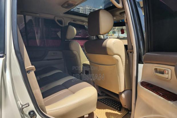 Toyota Land Cruiser 1999 White