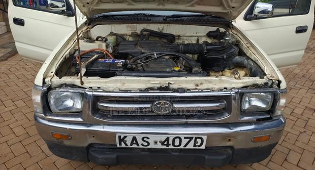 Toyota Hilux 2700i Raider 2004 White
