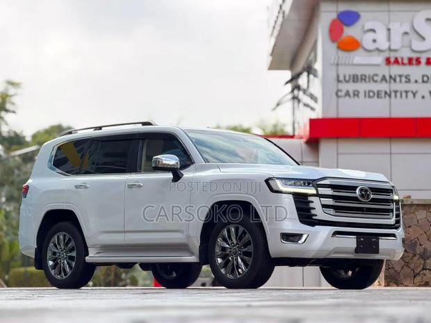 Toyota Land Cruiser LC300 2021 White