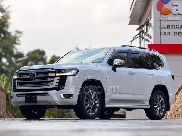 Toyota Land Cruiser LC300 2021 White