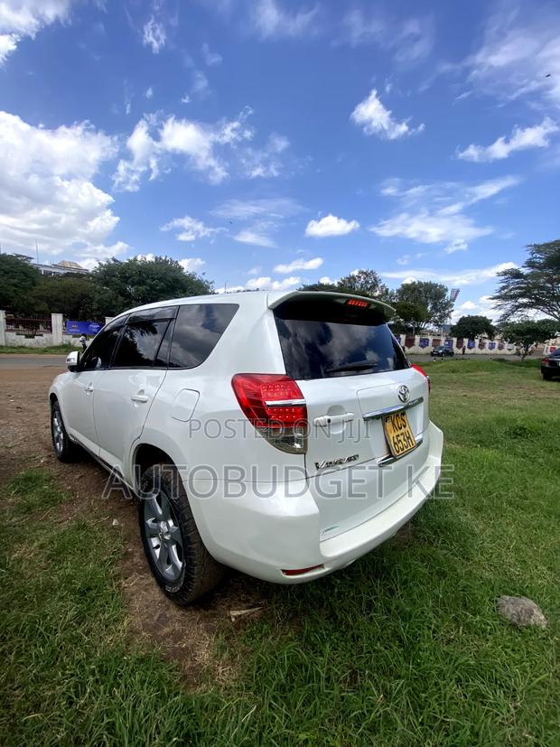 Toyota Vanguard 2011 White