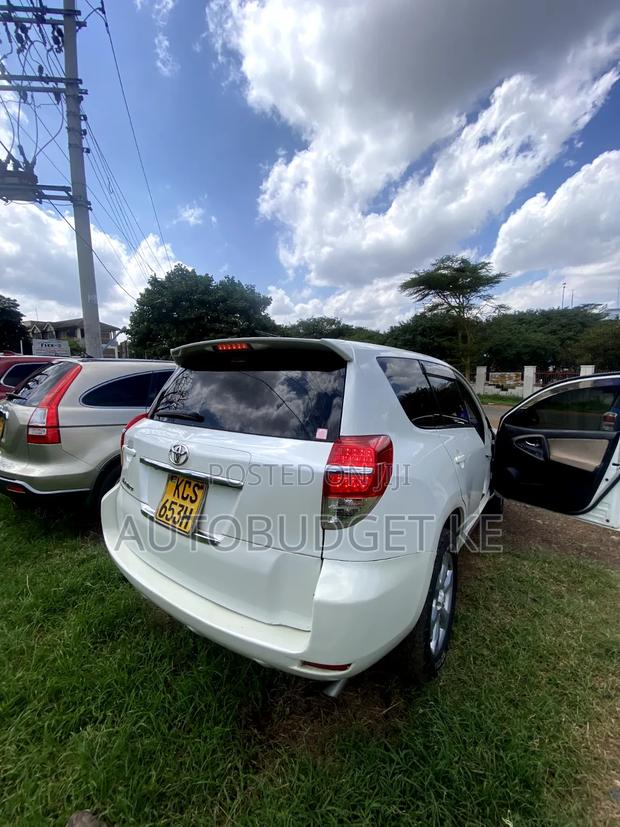 Toyota Vanguard 2011 White