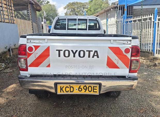 Toyota Hilux 2014 White