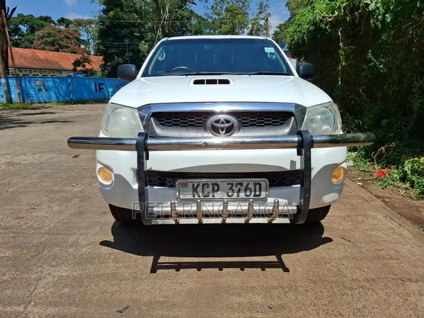 Toyota Hilux 2.5 D-4D 4X4 SRX 2011 Off white