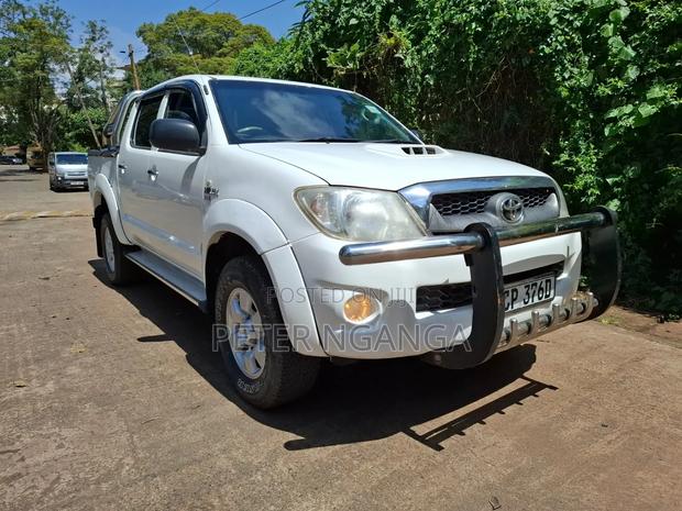 Toyota Hilux 2.5 D-4D 4X4 SRX 2011 Off white