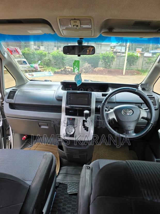 Toyota Voxy 2009 Silver