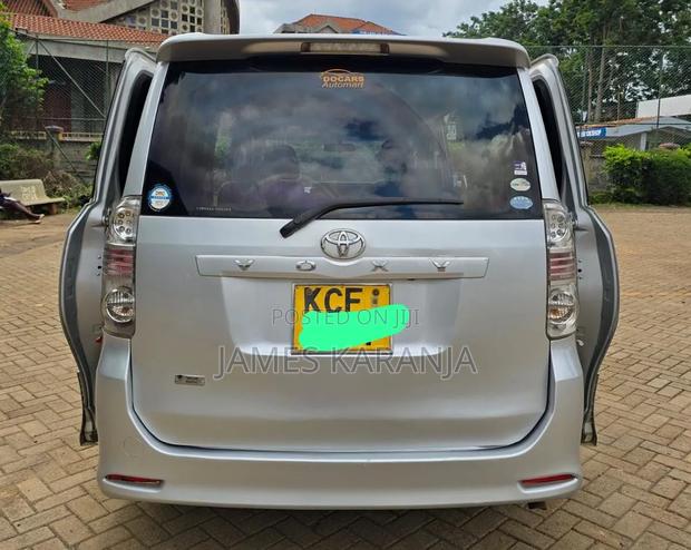 Toyota Voxy 2009 Silver