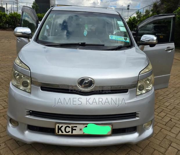 Toyota Voxy 2009 Silver