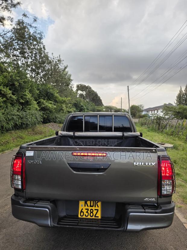 Toyota Hilux 2024 Gold