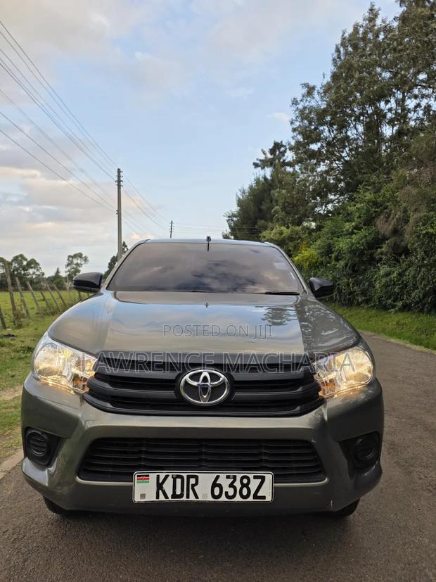 Toyota Hilux 2024 Gold