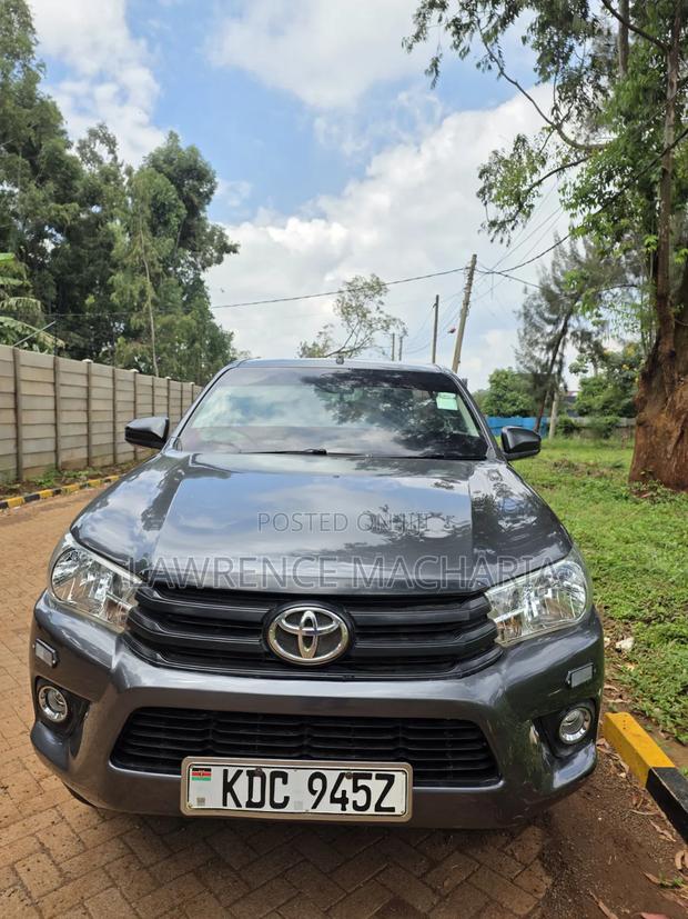 Toyota Hilux 2021 Gray