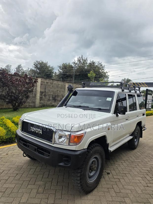 Toyota Land Cruiser 2016 White
