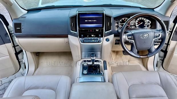 Toyota Land Cruiser 4.6 V8 ZX 2019 Pearl