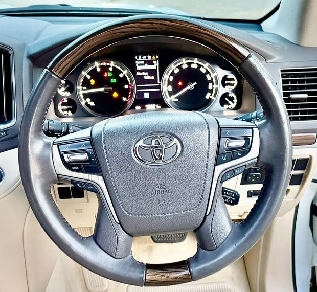 Toyota Land Cruiser 4.6 V8 ZX 2019 Pearl