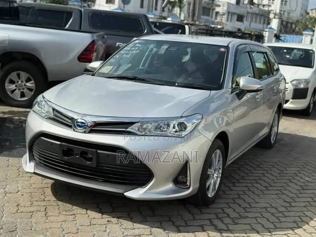 Toyota Corolla Fielder 1.5 Hybrid FWD 2018 Silver