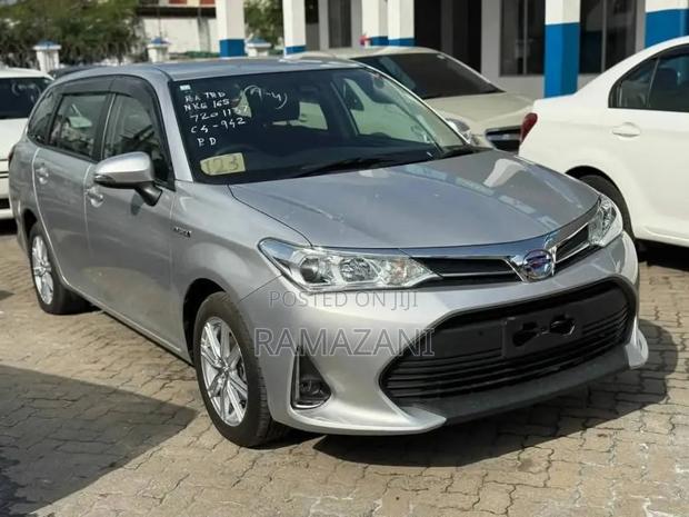 Toyota Corolla Fielder 1.5 Hybrid FWD 2018 Silver