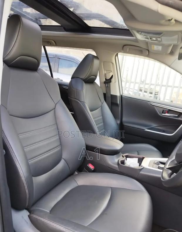 Toyota RAV4 XSE 2019 Silver