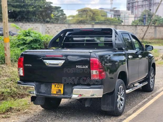 Toyota Hilux 2016 Black