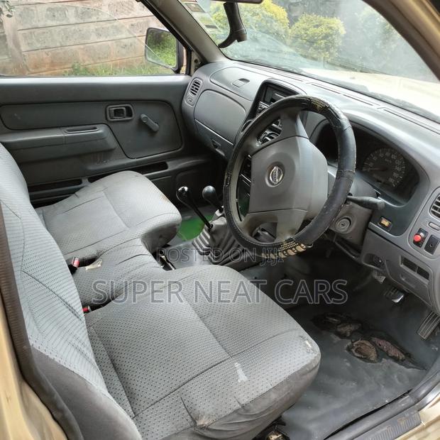 Nissan NP300 2006 Gold