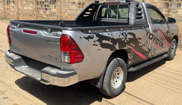 Toyota Hilux 2016 Gray