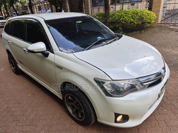 Toyota Corolla Fielder 1.5 Hybrid FWD 2015 White