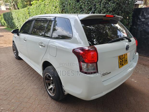 Toyota Corolla Fielder 1.5 Hybrid FWD 2015 White