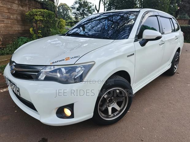 Toyota Corolla Fielder 1.5 Hybrid FWD 2015 White
