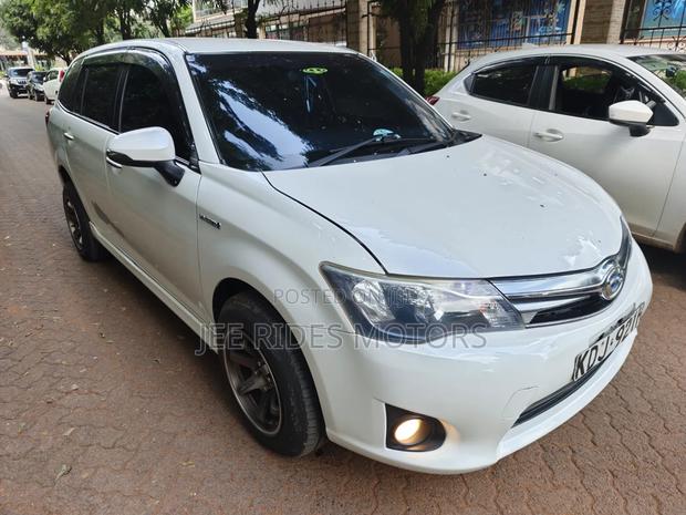 Toyota Corolla Fielder 1.5 Hybrid FWD 2015 White