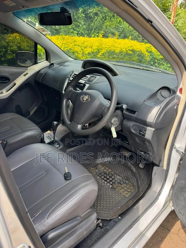 Toyota Vitz 1.3 FWD 5dr 2007 Silver