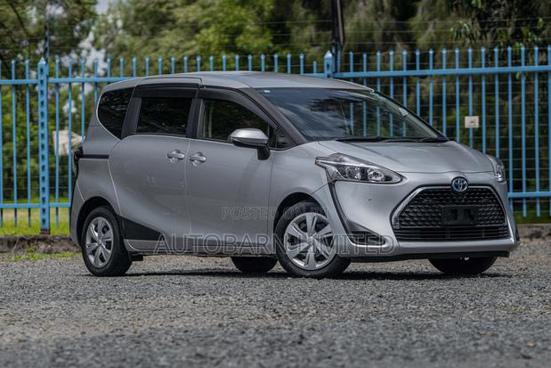 Toyota Sienta 1.5 FWD 2019 Silver