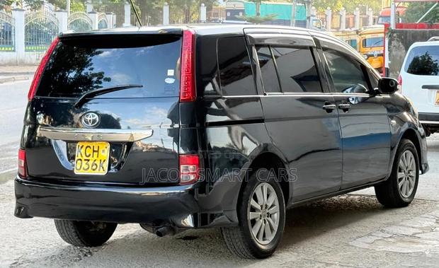 Toyota ISIS 2010 Black
